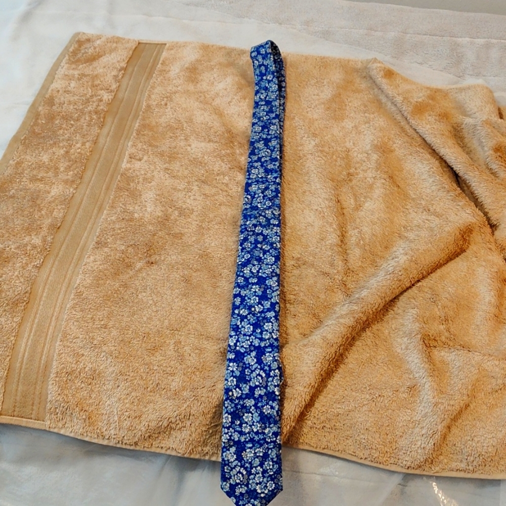 Brand New dress tie from Pocket Square Clothing. Regular Fit.